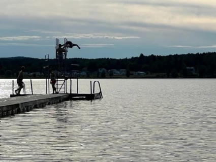 Hopp från bryggan i Ljustern.