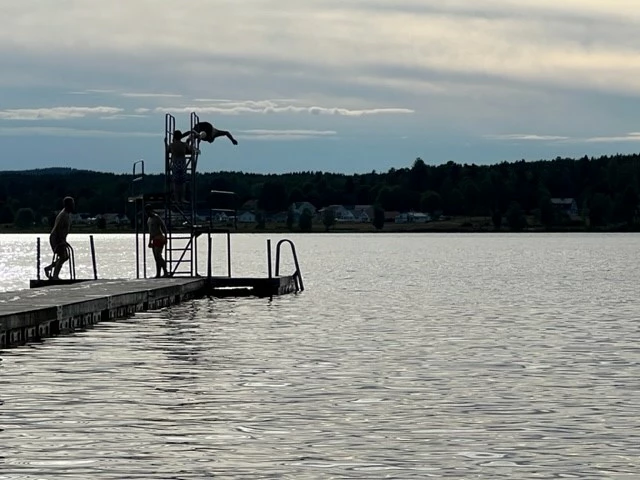 Hopp från bryggan i Ljustern.
