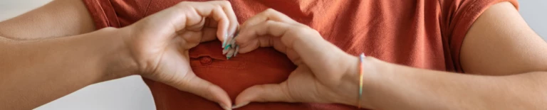 Två händer som hålls ihop till ett hjärta