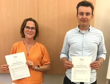 Viktoria och André med sina diplom från aspirantutbildningen.