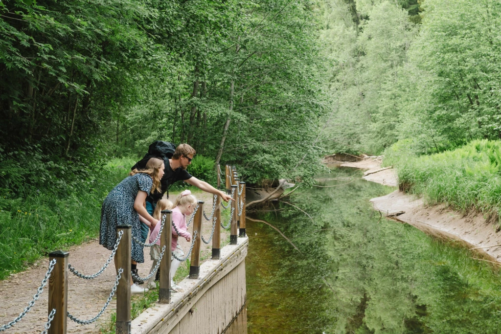 En familj tittar på vattnet i Säterdalen