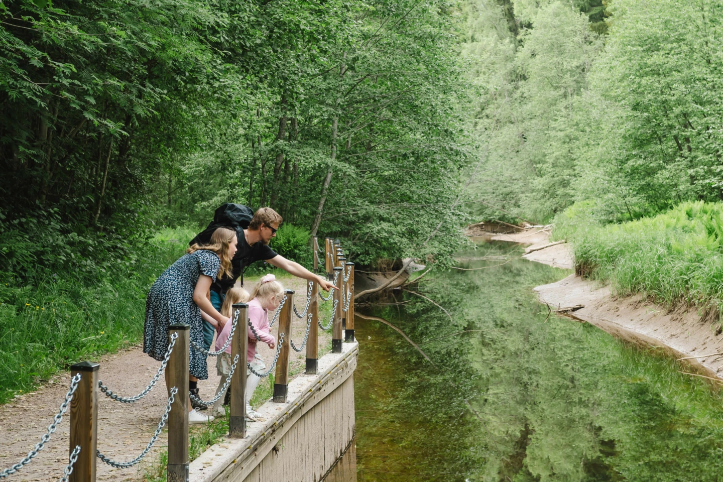En familj tittar på vattnet i Säterdalen