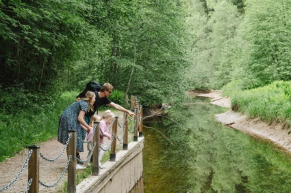 En familj tittar på vattnet i Säterdalen
