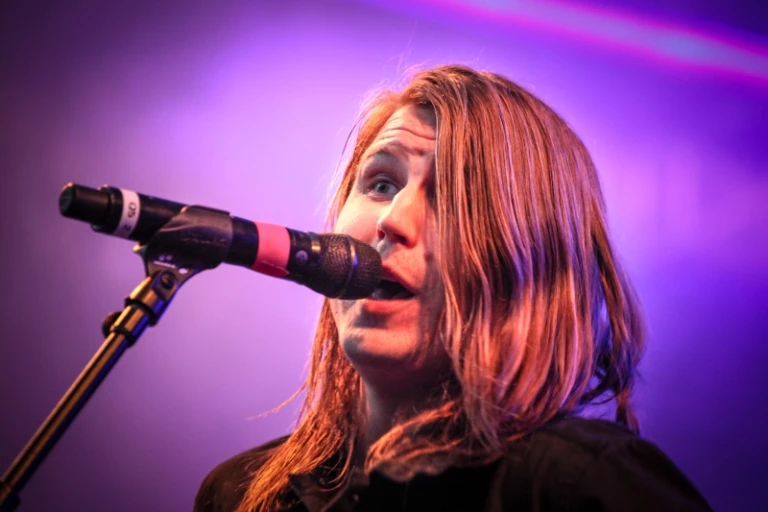 En bild på Markus Krunegård som är musiker som står och sjunger.