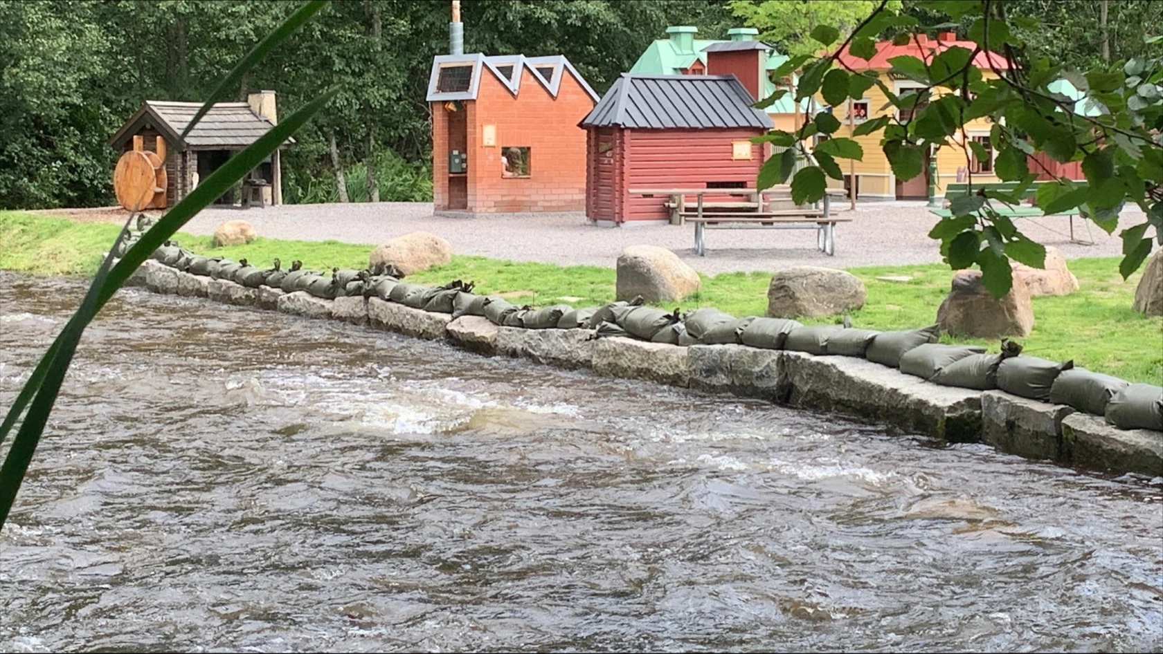 Lilla Säter skyddas av sandsäckar.