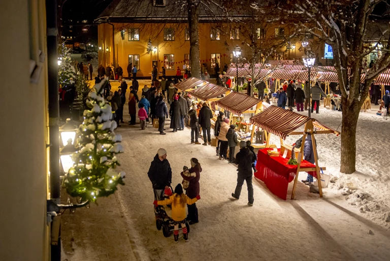 Vy över mysig julmarknad i Säter