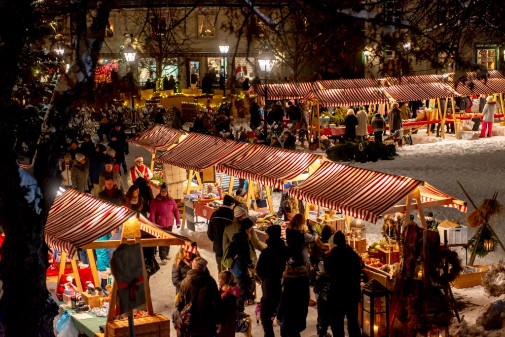 Vy över julmarknaden i Säter med marknadsstånd och människor