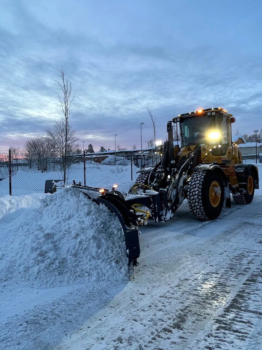 en traktor som plogar snö