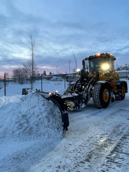 en traktor som plogar snö