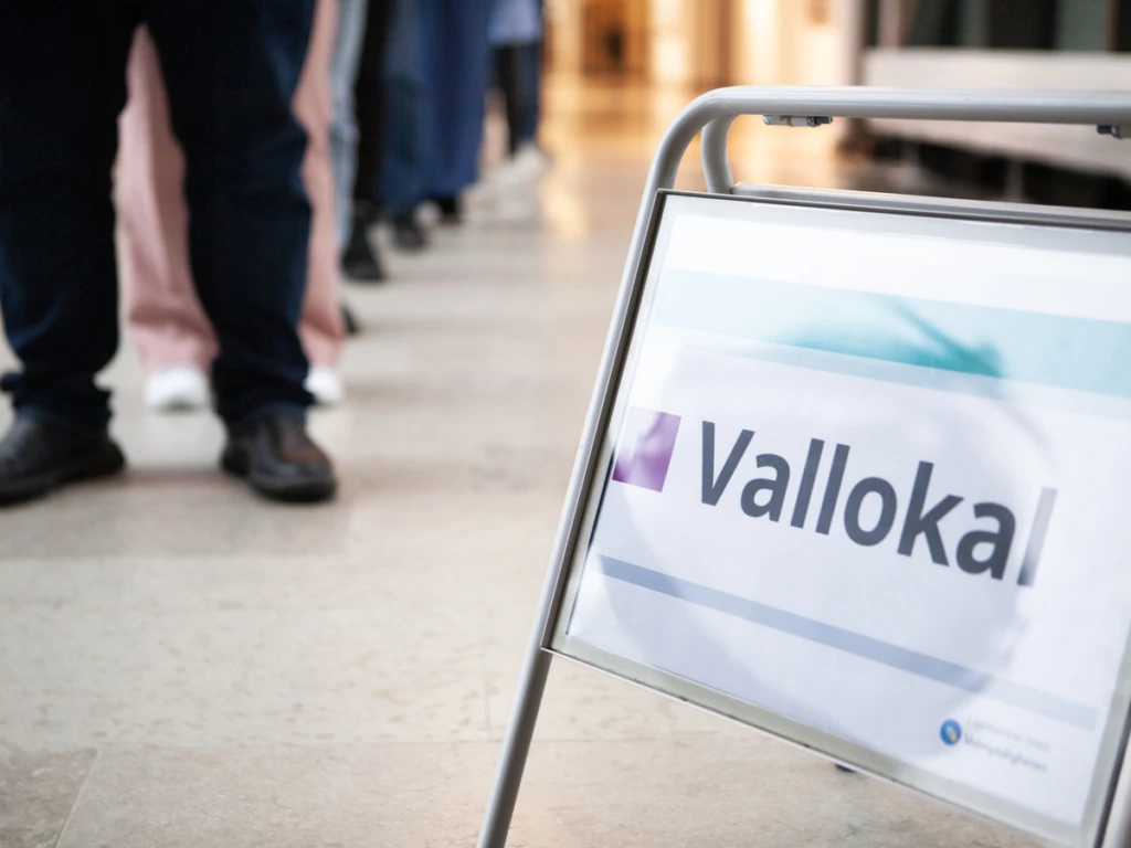 Kö vid vallokal.