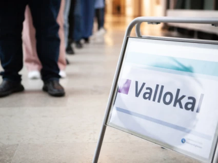 Kö vid vallokal.