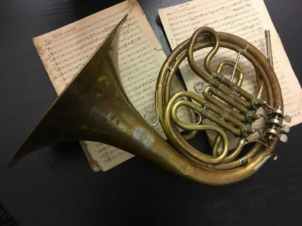 Bleckblåsinstrumentet Valtorn ligger på några notblad.