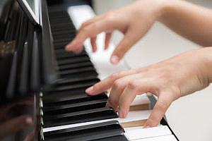 Händer som spelar piano.