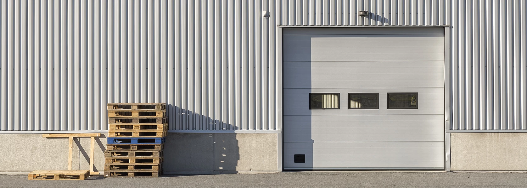Industribyggnad med garageport