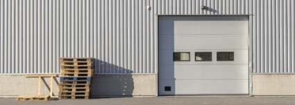 Industribyggnad med garageport