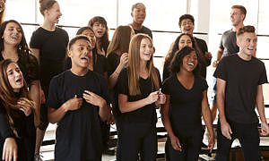 Ungdomar som sjunger i en sångkör.