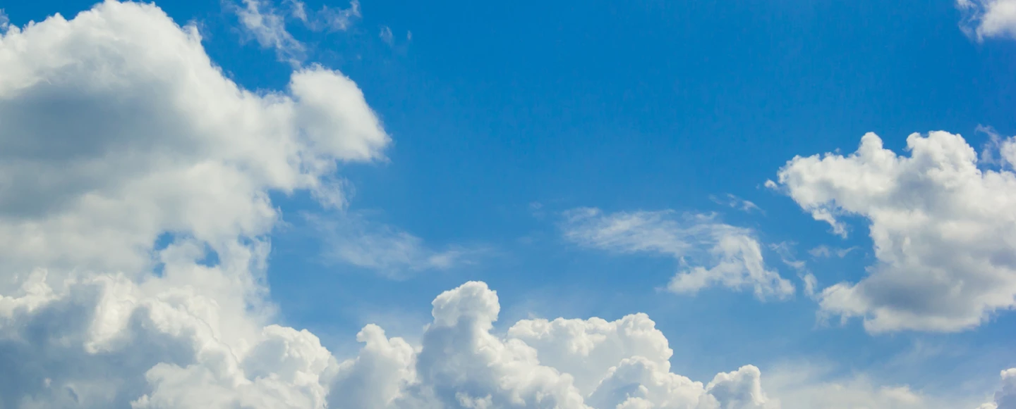 Blå himmel med vita moln