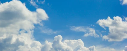 Blå himmel med vita moln