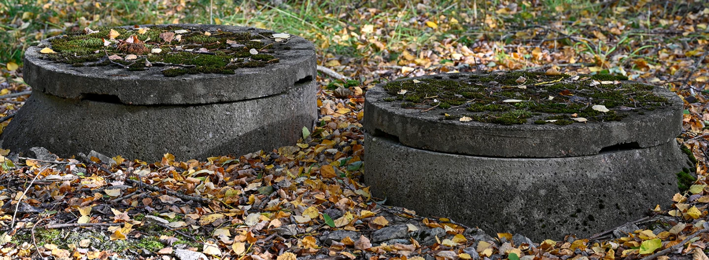 Två brunnslock på marken