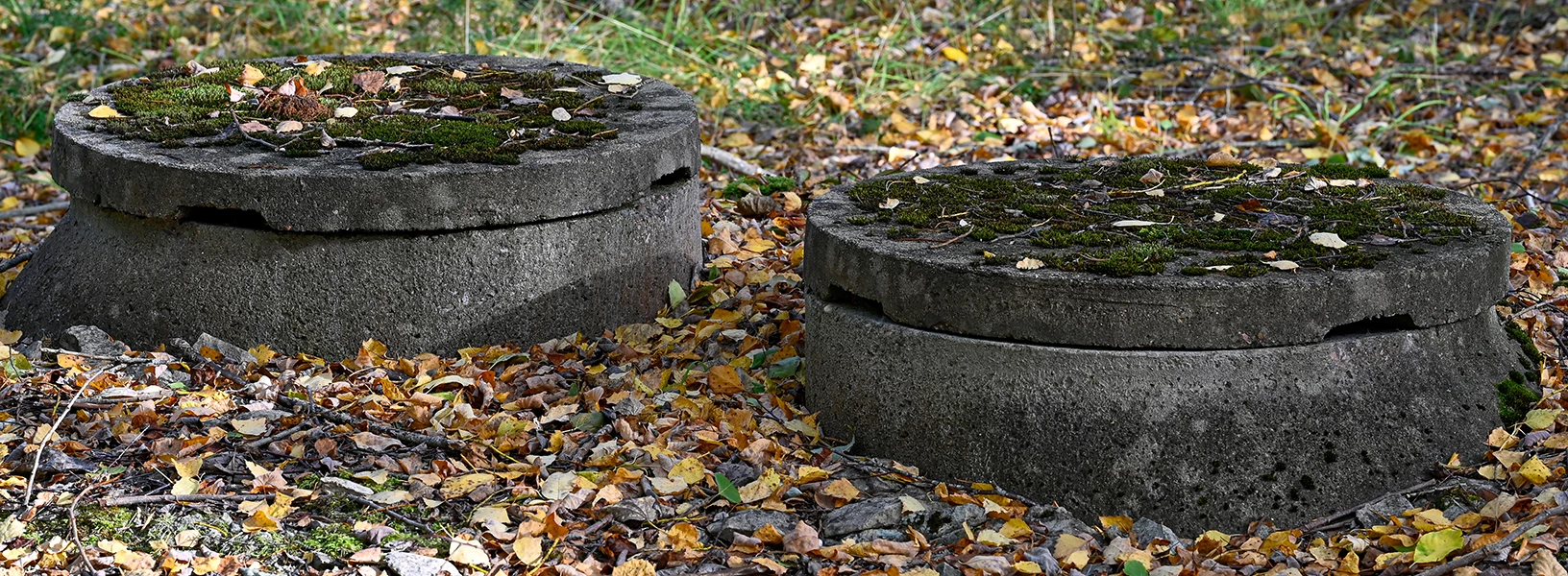 Två brunnslock på marken
