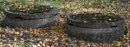 Två brunnslock på marken