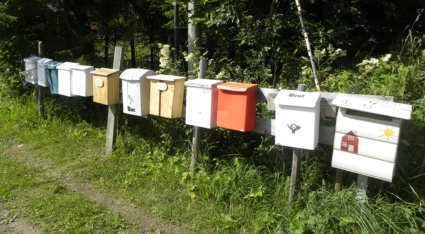 Postlådor på rad.