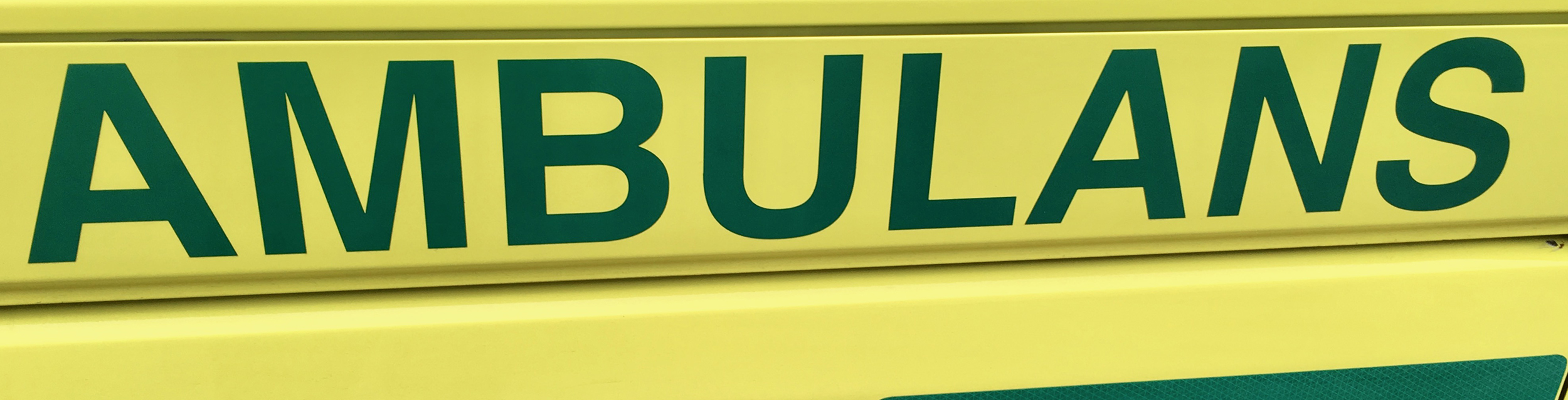 Texten Ambulans på sidan av en ambulans
