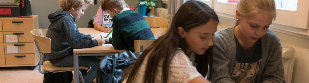 Skolbarn i ett klassrum