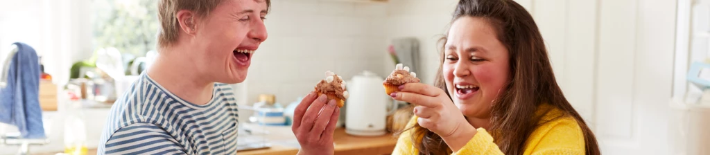 En pojke och en flicka äter kakor