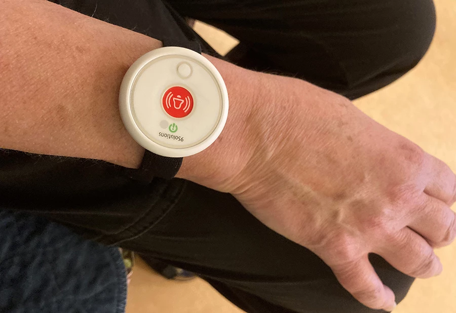 Ett trygghetslarm i form av ett armband som sitter på en handled