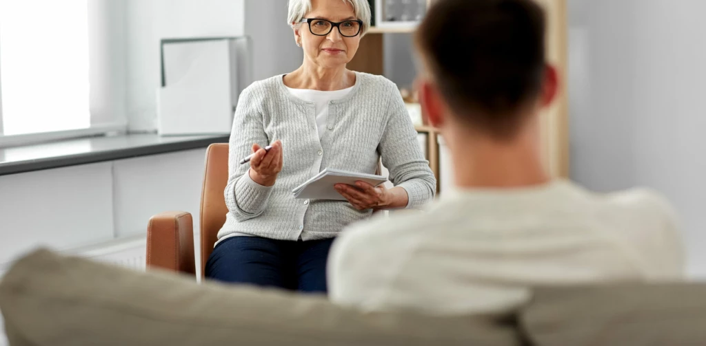 Ung man har samtal med en psykolog