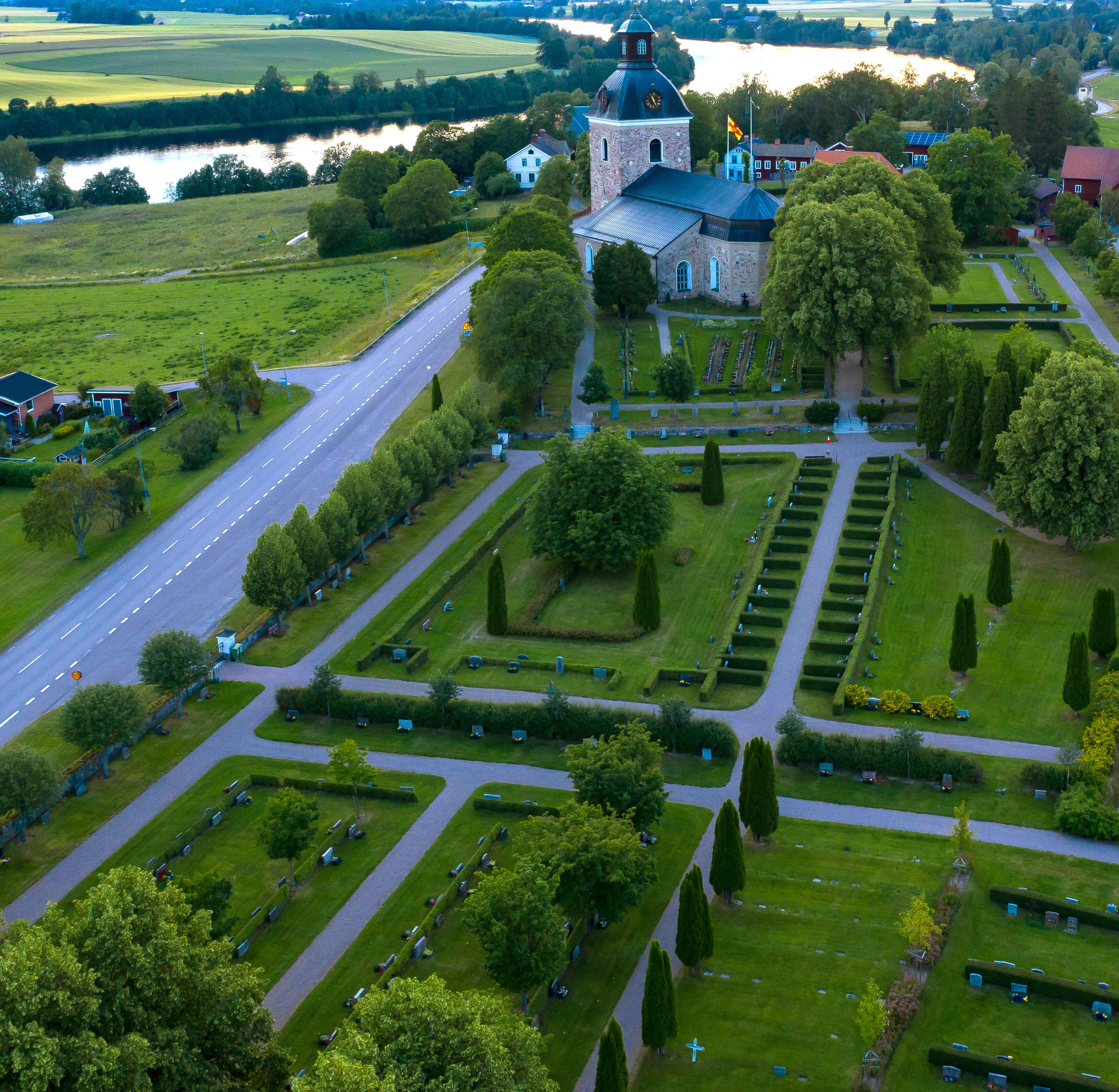 Vy över kyrkan i Stora Skedvi