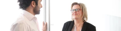 En kvinna och en man som samtalar