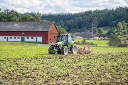 Traktor på åkern.