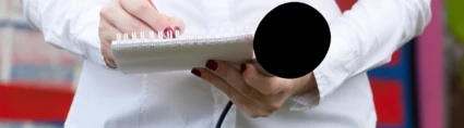Kvinna med mikrofon och anteckningsblock