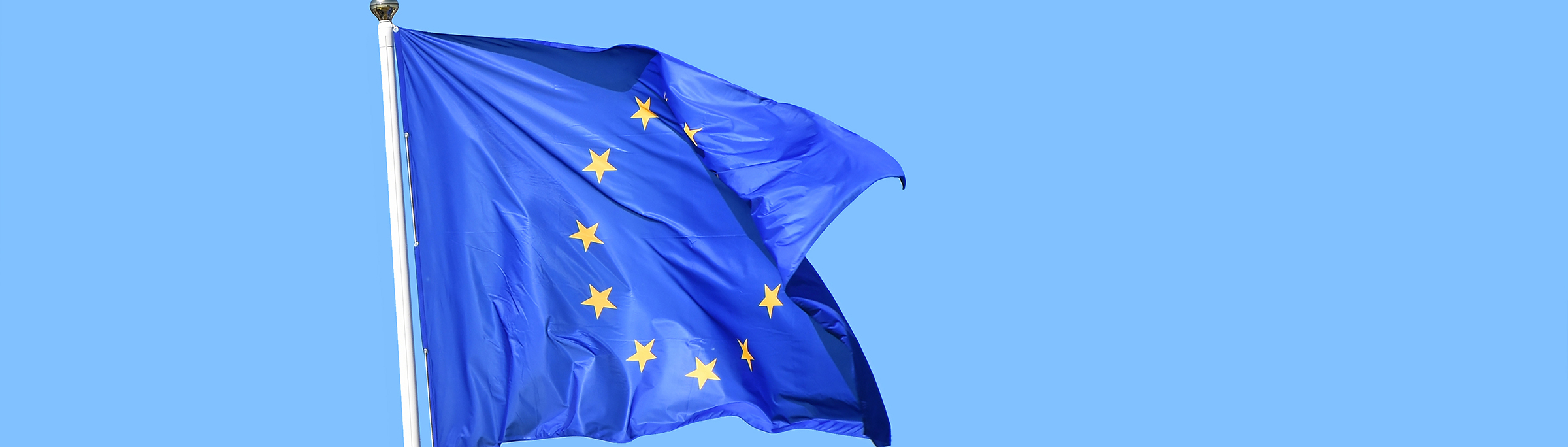 EU-flagga mot en klarblå himmel