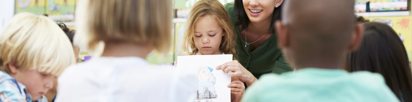 Lärare med elever i ett klassrum