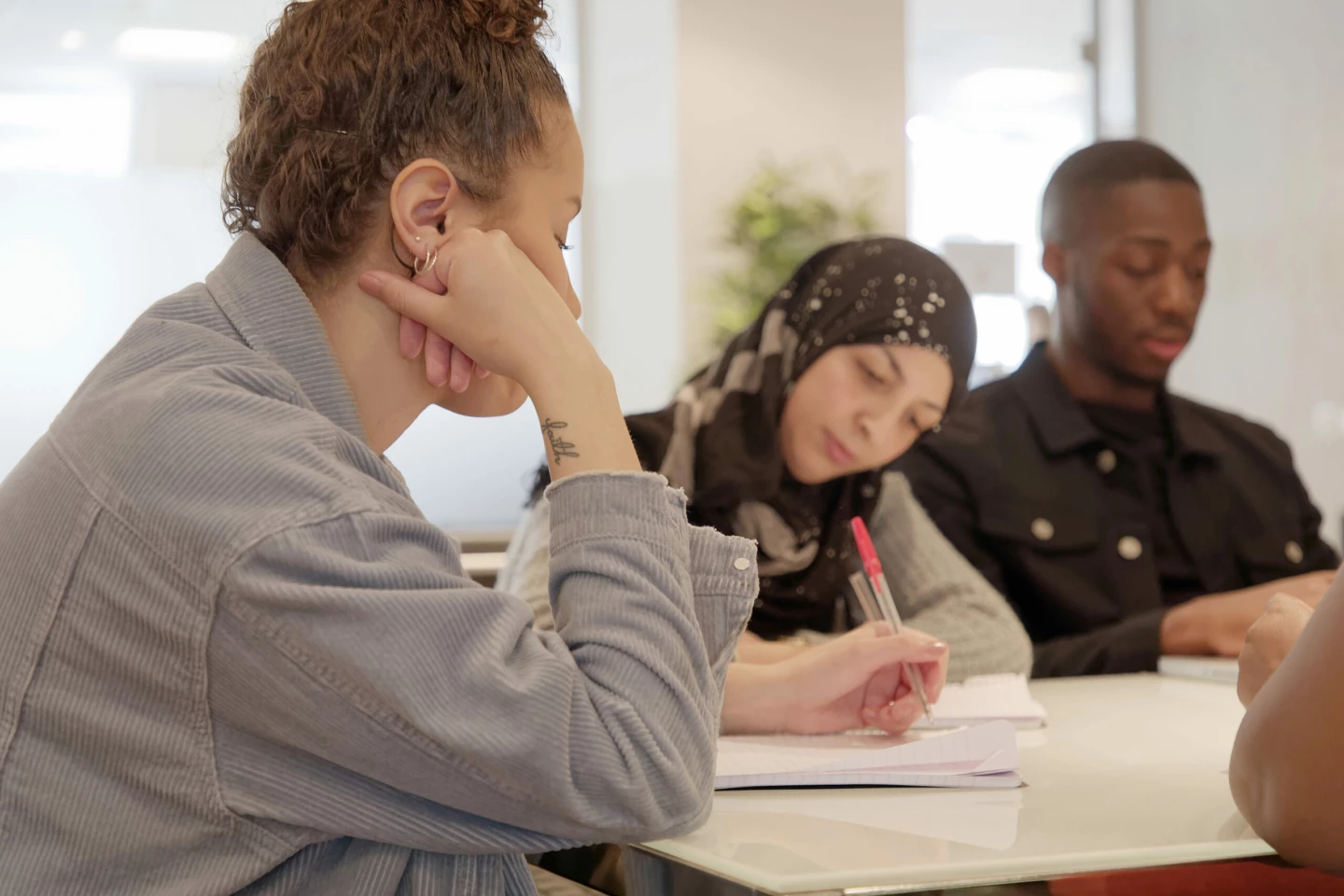 Elever pluggar i klassrum under vuxenutbildning