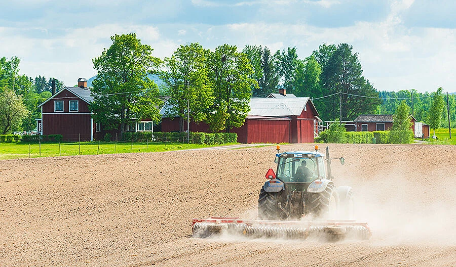 En traktor som kör på en åker