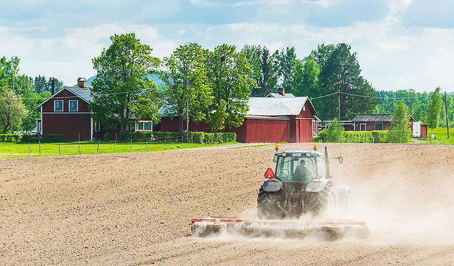 En traktor som kör på en åker