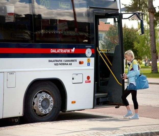 En kvinna stiger ombord på en buss