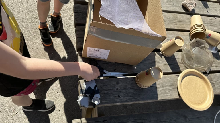 Barn som pysslar med kartonger