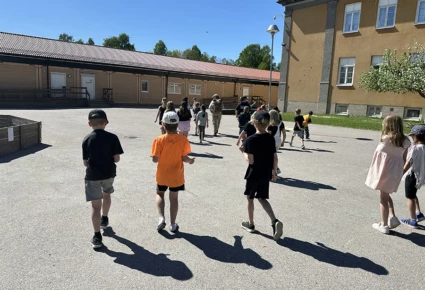 Barn som går på rad på en skolgård