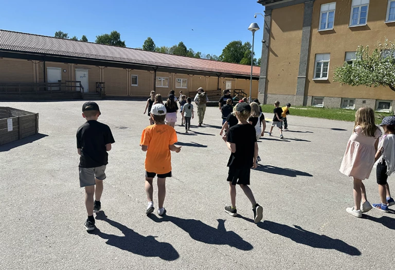 Barn som går på rad på en skolgård