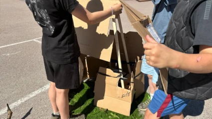 Barn som bygger av kartonger