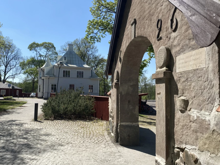 Byggnaden ”Jumbo” syns här tillsammans med portalen som leder in till Kungsgårdsskolans skolgård.