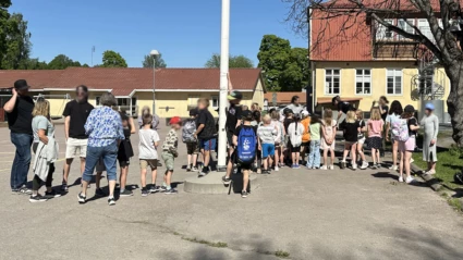 Barn som står samlade på en skolgård