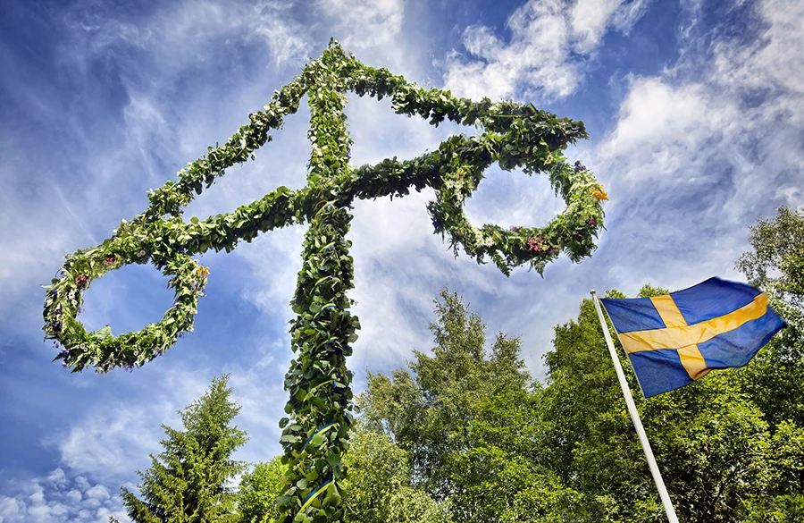 Midsommarstång och svenska flaggan
