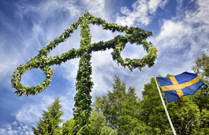 Midsommarstång och svenska flaggan