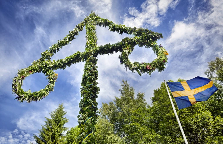 Midsommarstång och svenska flaggan
